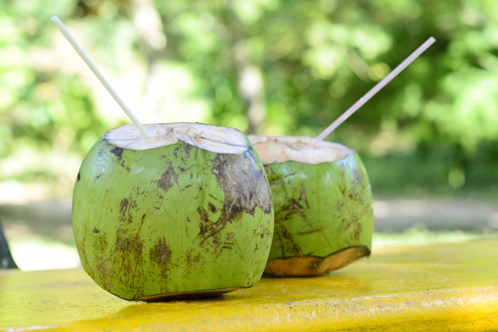 7 increíbles beneficios de tomar agua de coco natural