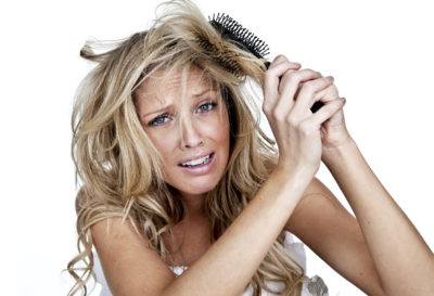 5 hábitos que pueden causar la caída del cabello