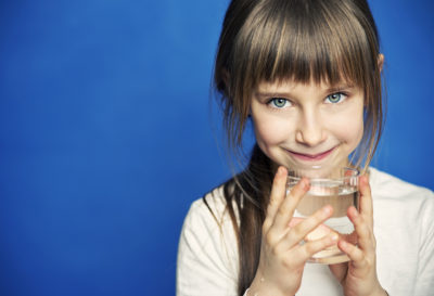 5 beneficios de beber agua por las mañanas
