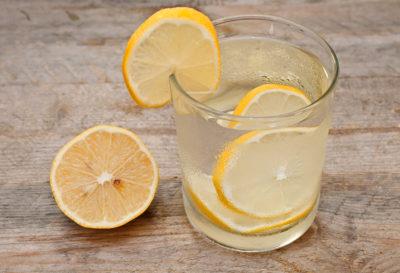 7 razones para iniciar tu día con un vaso de agua con limón