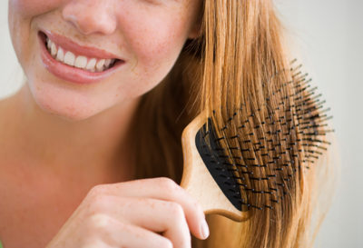 3 hábitos nocturnos que pueden estar dañando tu cabello